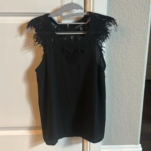 Stylish blouse in excellent condition. Features a classic design w lace details.